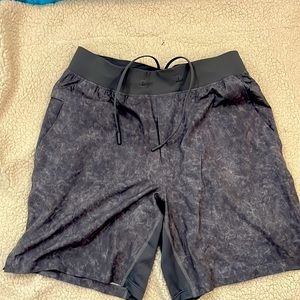 Men’s Lululemon Size Medium T.H.E. Linerless 7”inseam Shorts.